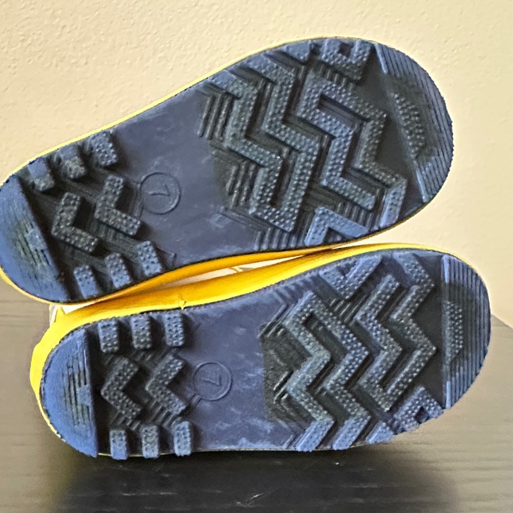 Cat & Jack Kids Rain Boots with Rainbow Design - Picture 6 of 7